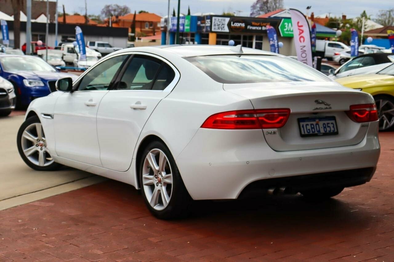 Jaguar Xe image 2