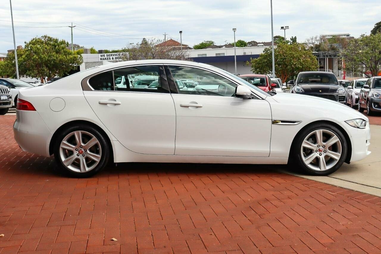 Jaguar Xe image 3