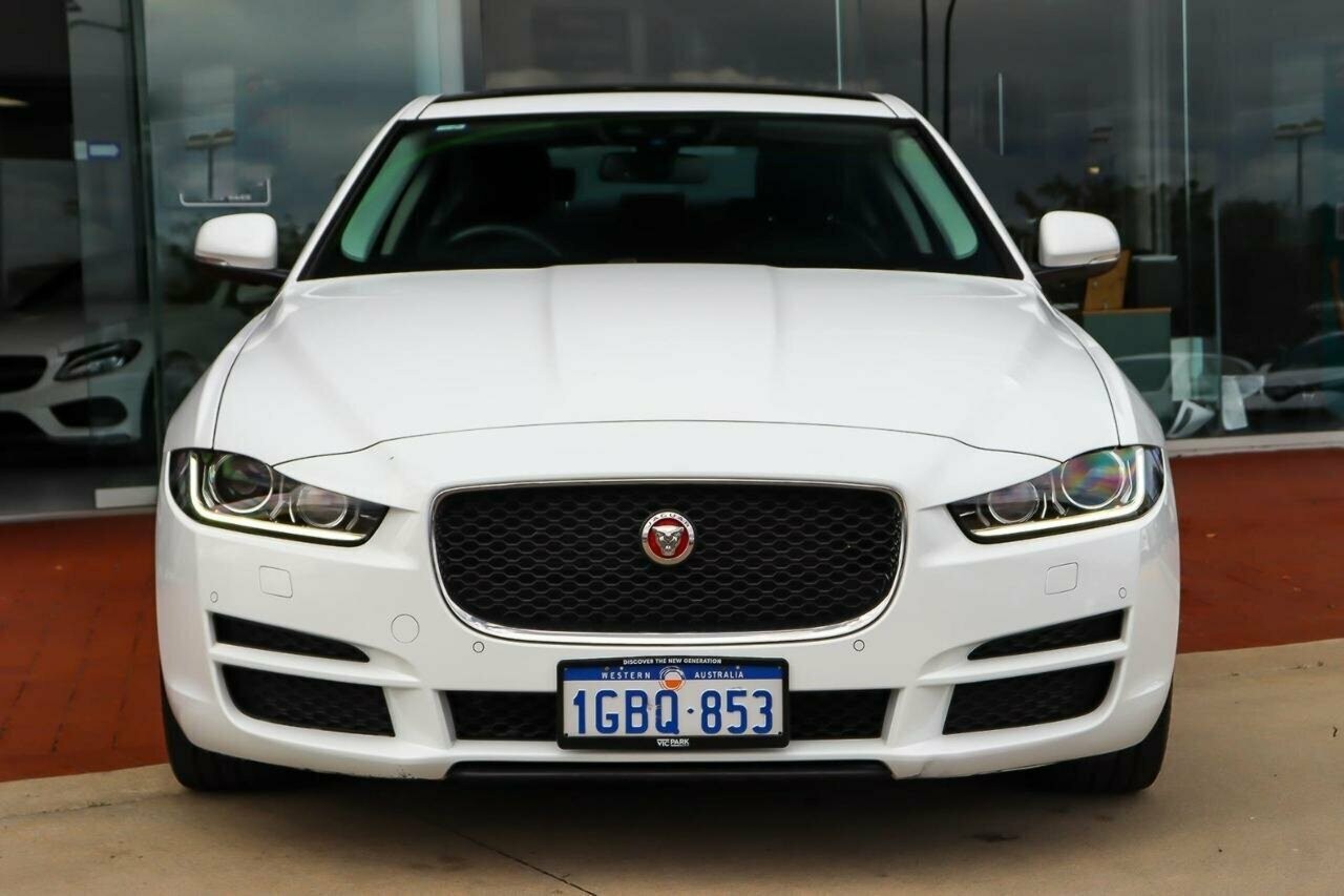 Jaguar Xe image 4