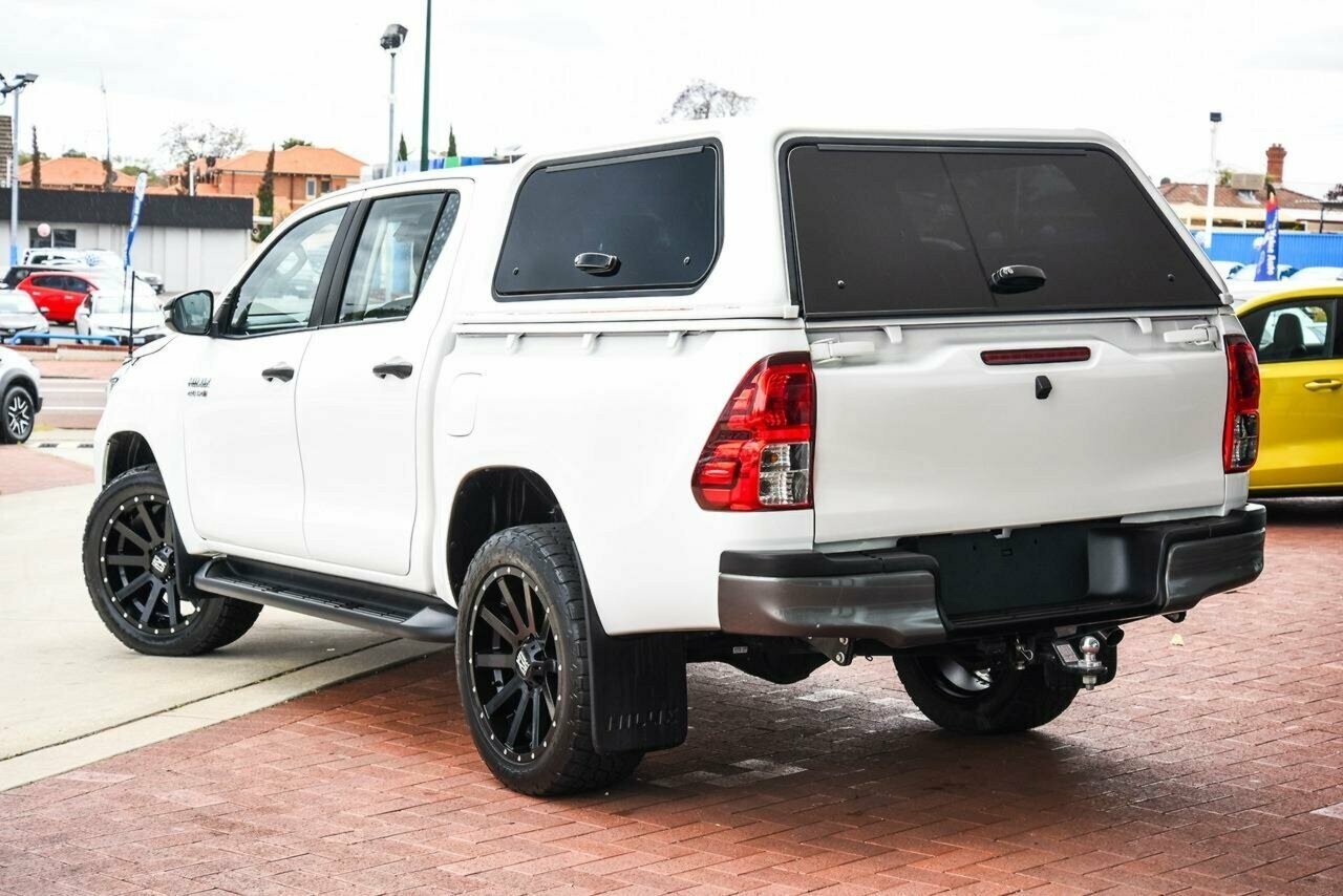 Toyota Hilux image 2