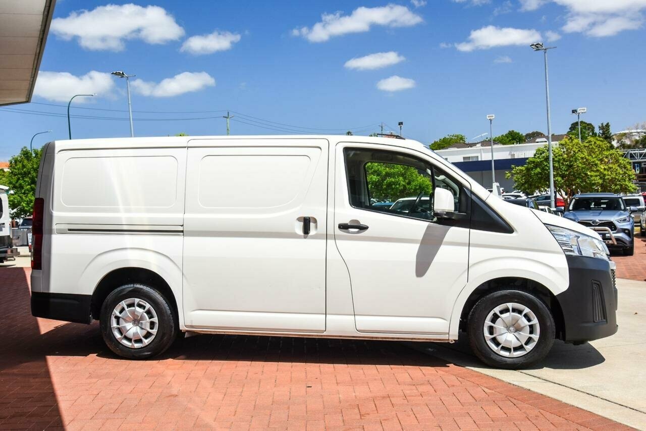 Toyota Hiace image 4