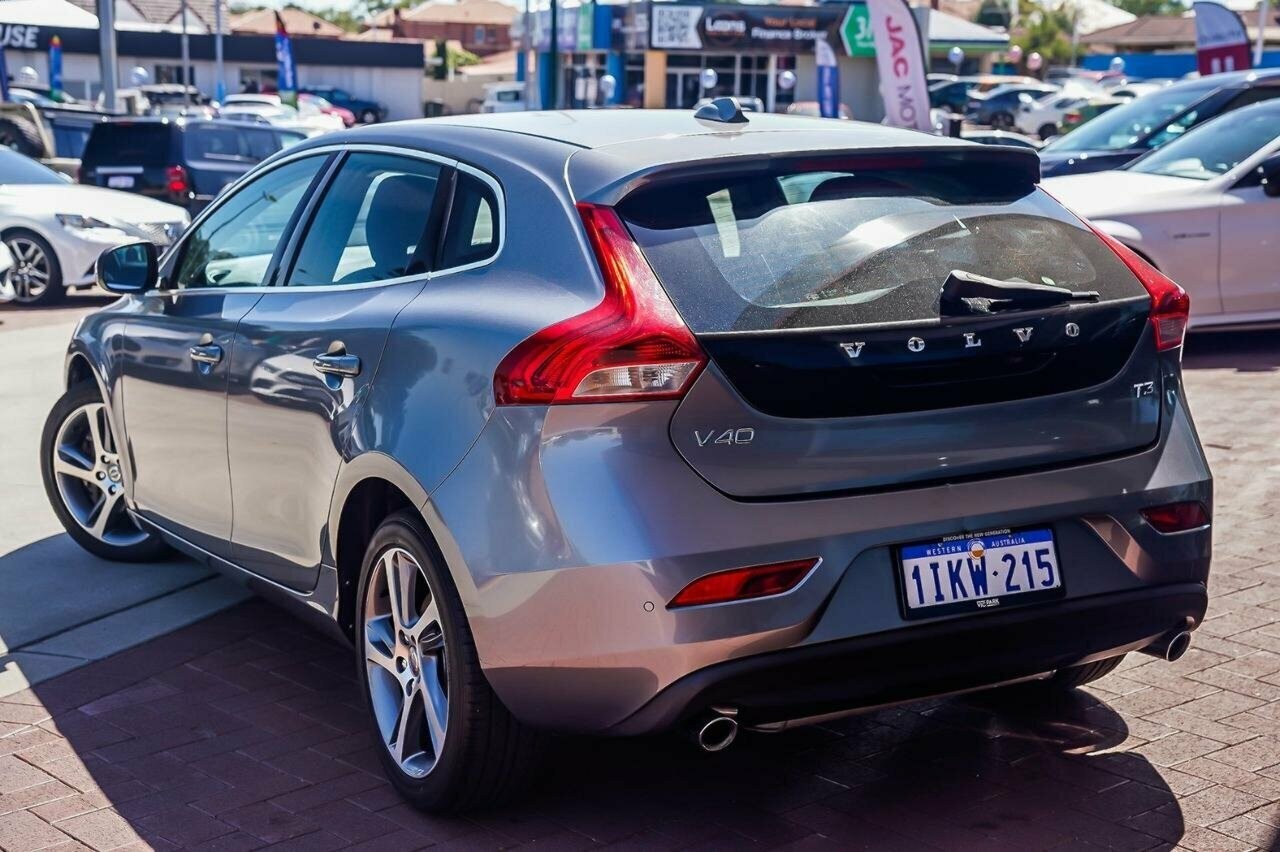 Volvo V40 image 2