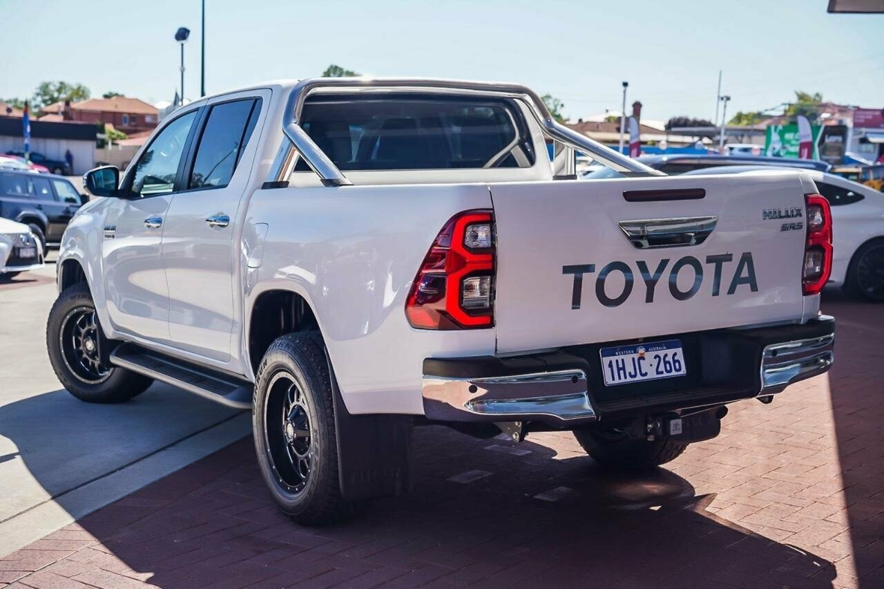 Toyota Hilux image 2