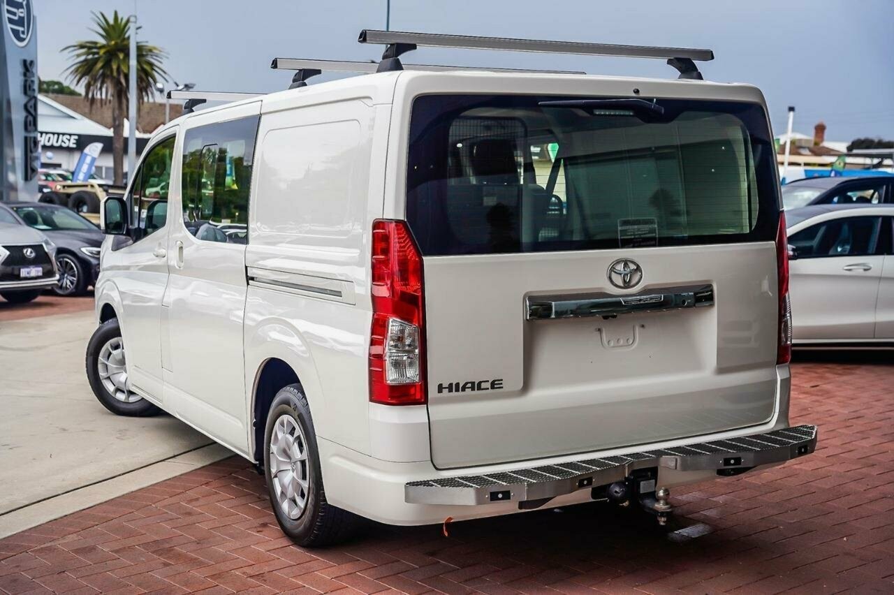 Toyota Hiace image 2