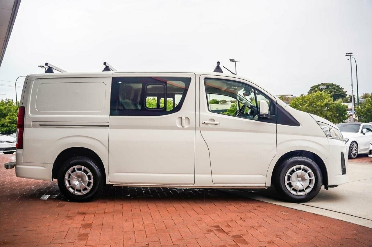 Toyota Hiace image 3