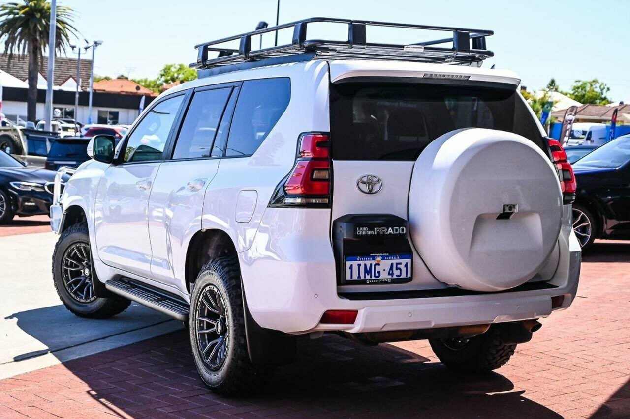 Toyota Landcruiser Prado image 2