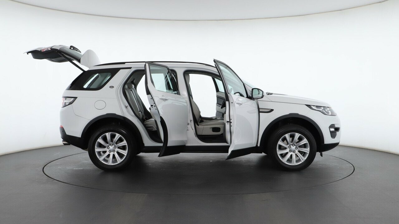 Land Rover Discovery Sport image 2