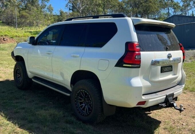 Toyota Landcruiser Prado image 3