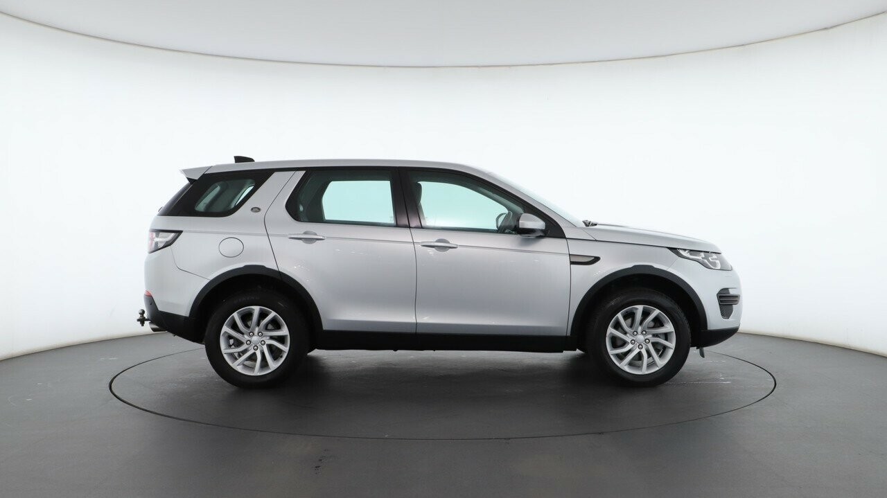 Land Rover Discovery Sport image 2