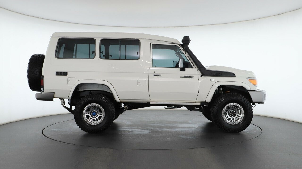 Toyota Landcruiser image 2