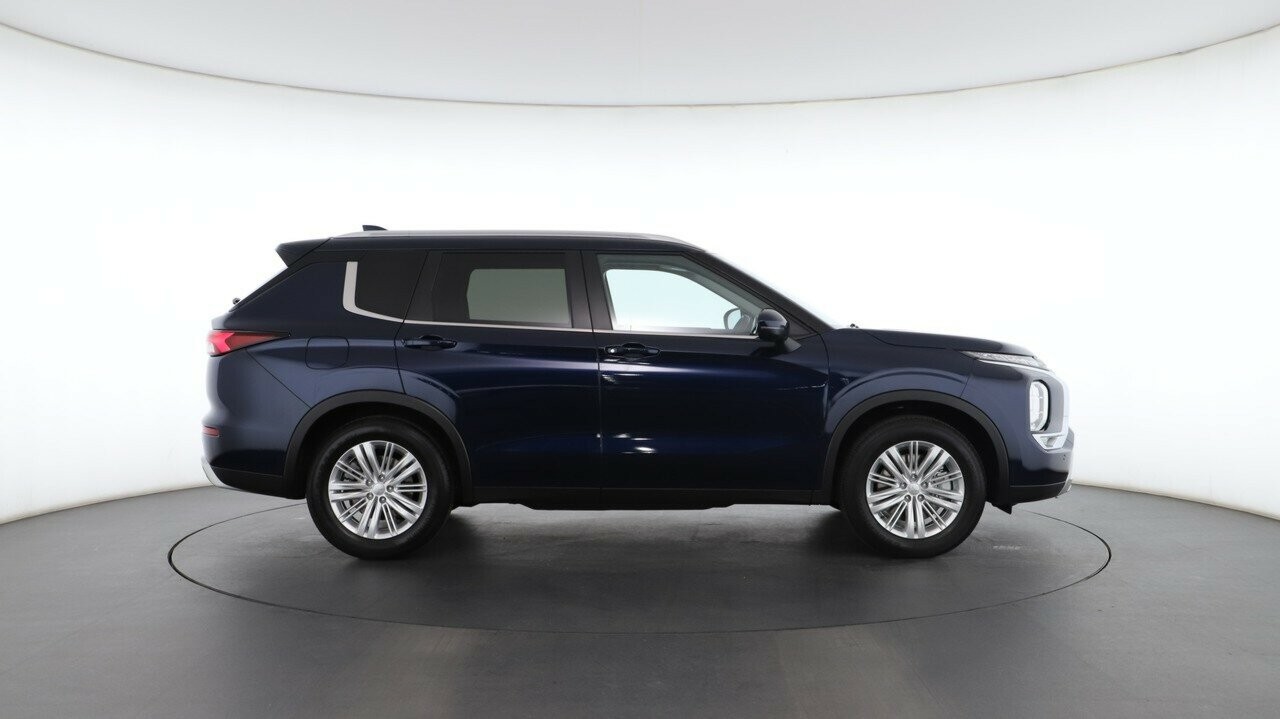 Mitsubishi Outlander image 2