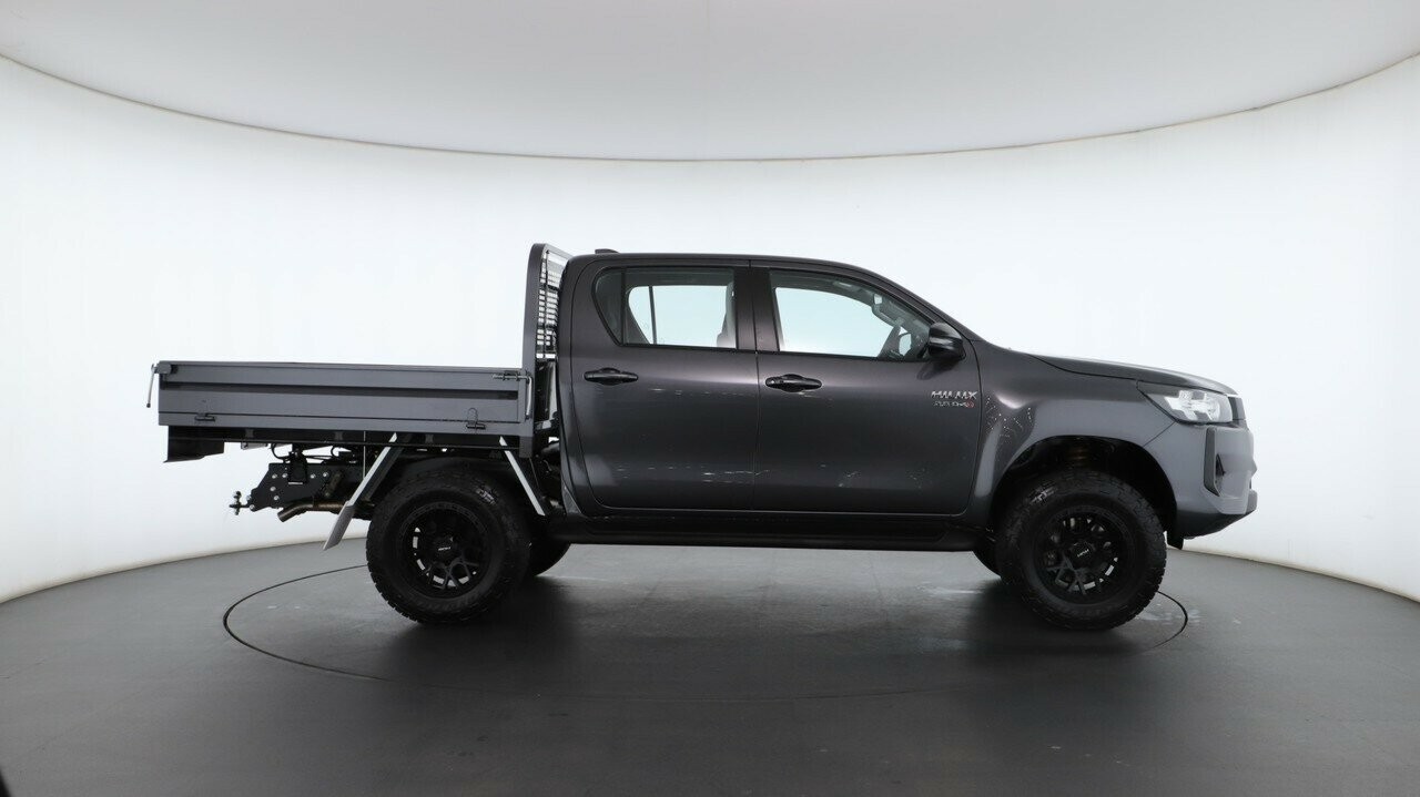 Toyota Hilux image 2