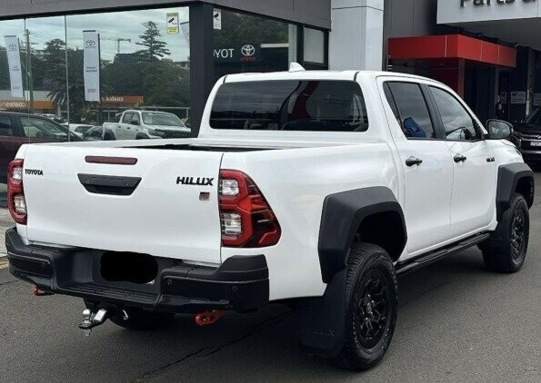 Toyota Hilux image 2