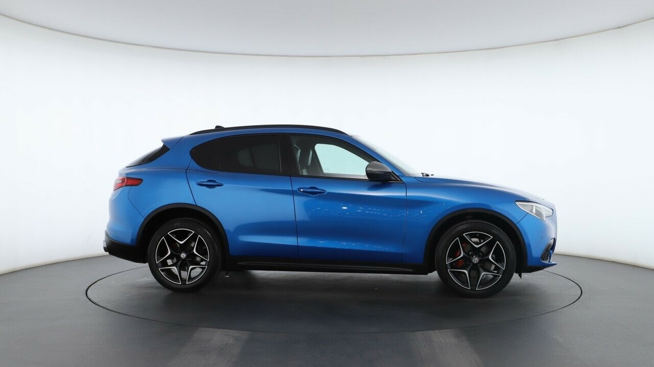 Alfa Romeo Stelvio image 2