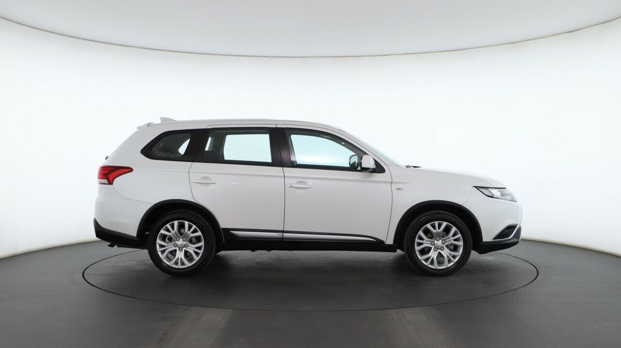 Mitsubishi Outlander image 2