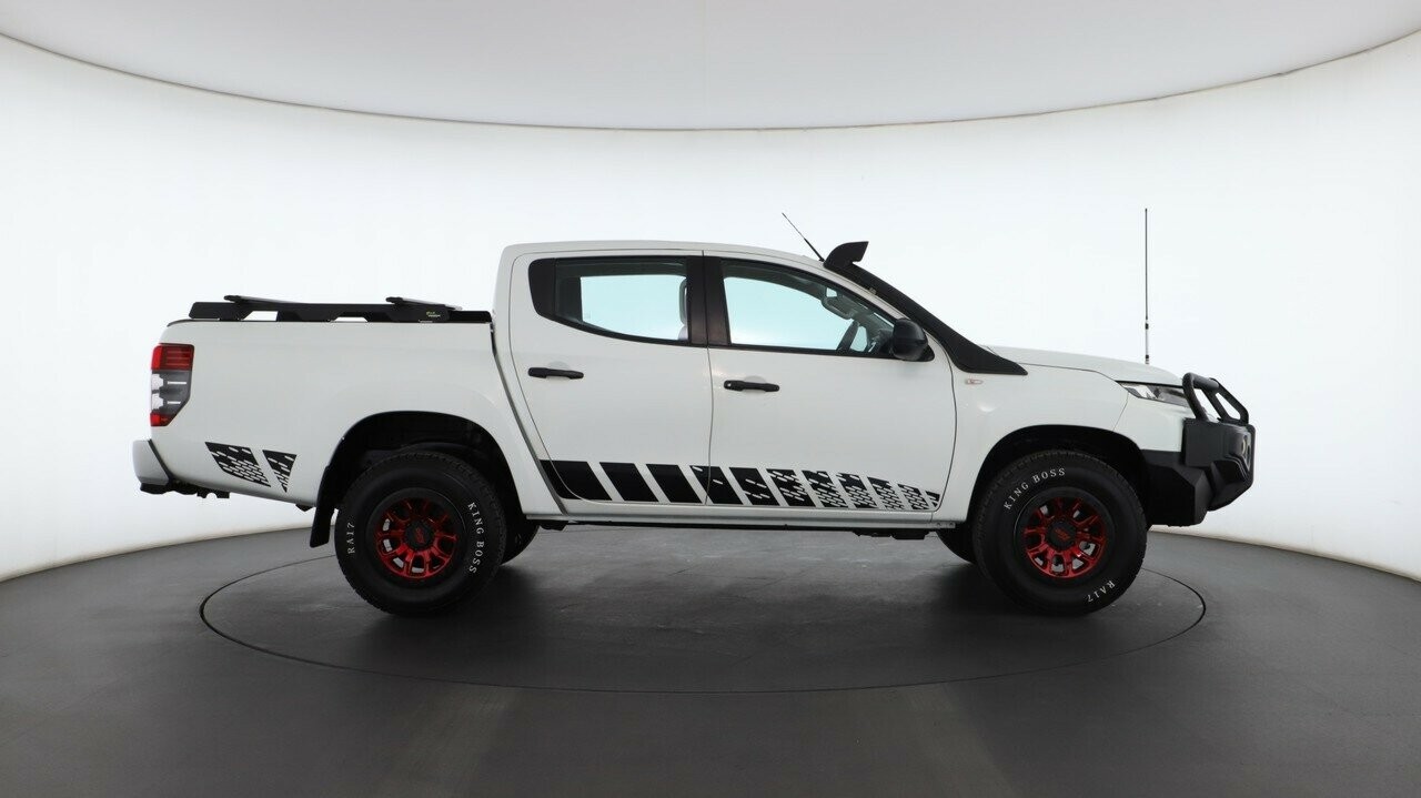 Mitsubishi Triton image 2