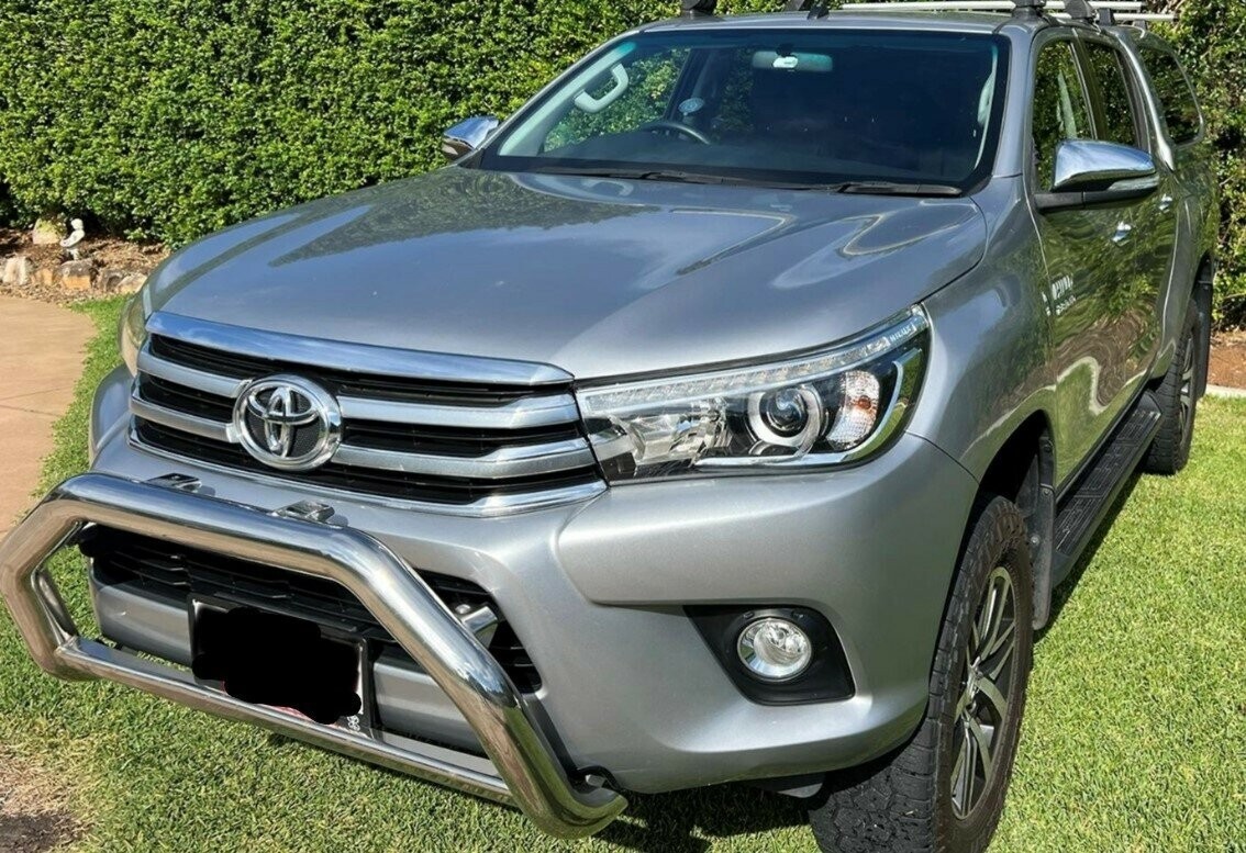 Toyota Hilux image 2