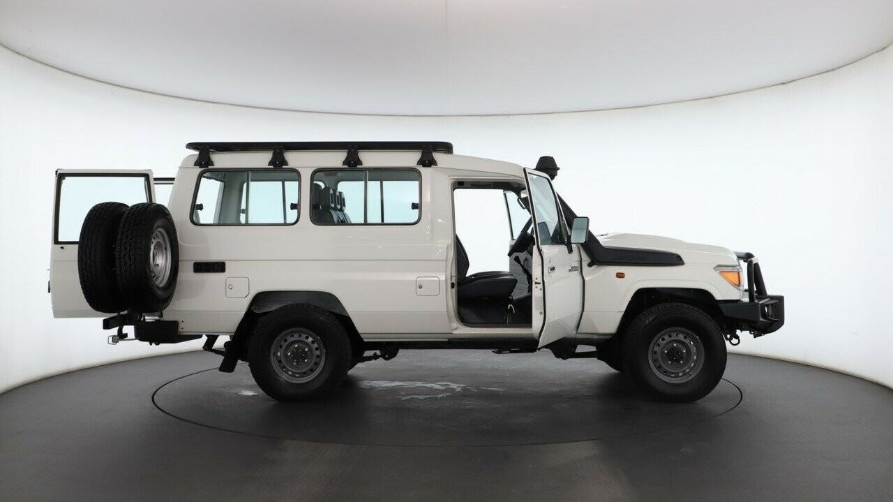 Toyota Landcruiser image 3