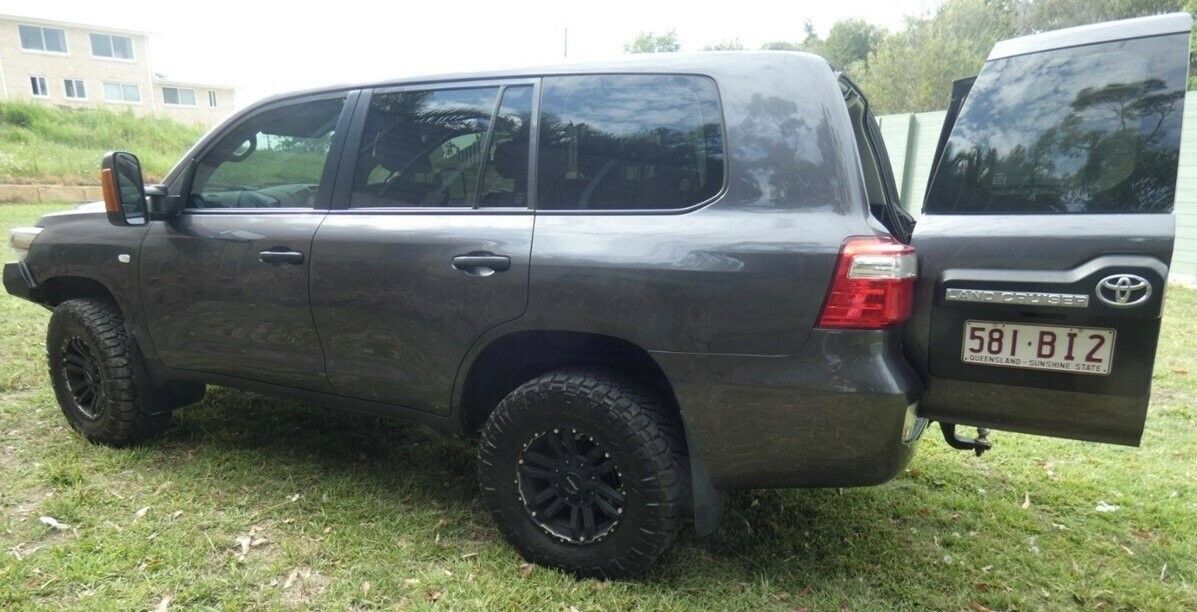 Toyota Landcruiser image 2