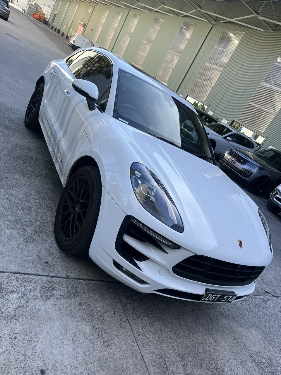 Porsche Macan image 1