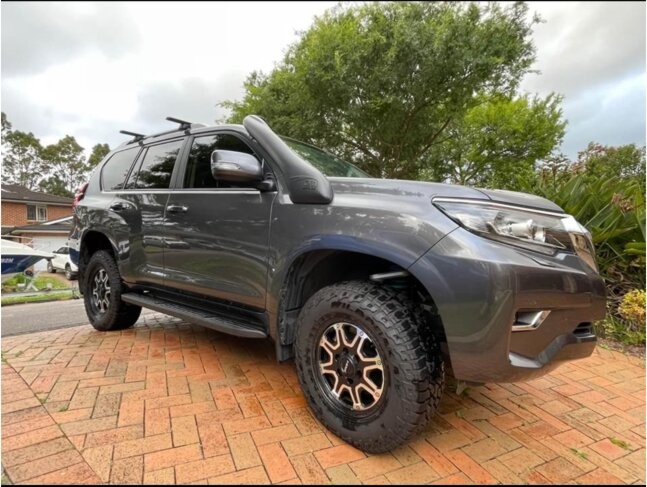 Toyota Landcruiser Prado image 2