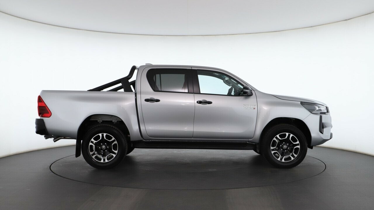 Toyota Hilux image 2