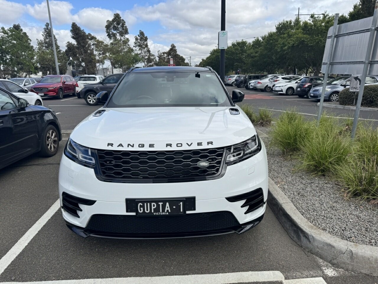 Land Rover Range Rover Velar image 2