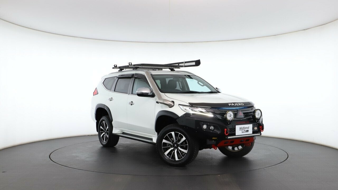 Mitsubishi Pajero Sport image 2