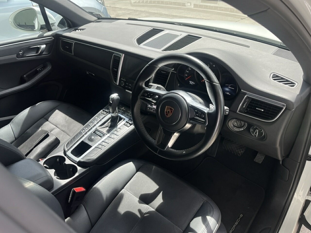 Porsche Macan image 2