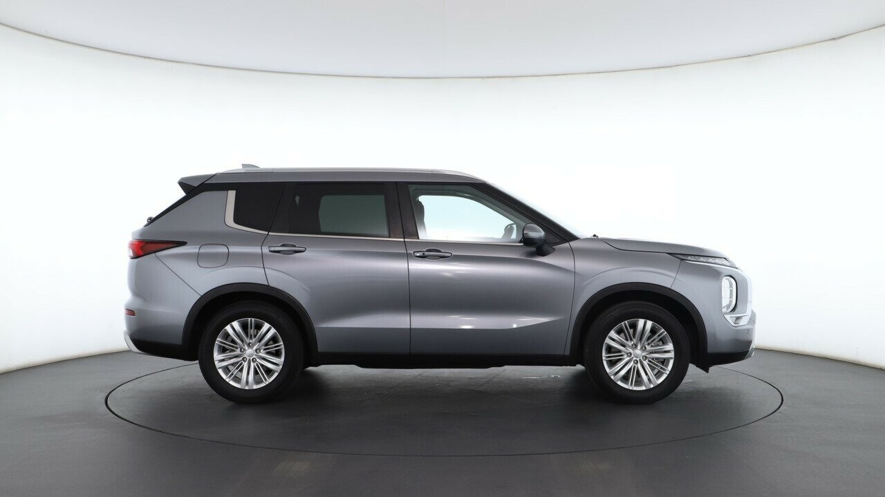 Mitsubishi Outlander image 2