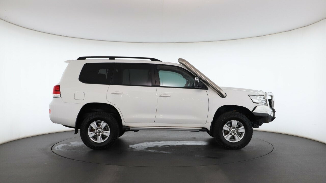 Toyota Landcruiser image 2