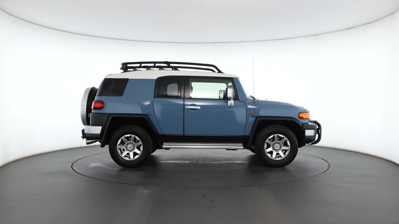 Toyota Fj Cruiser image 2