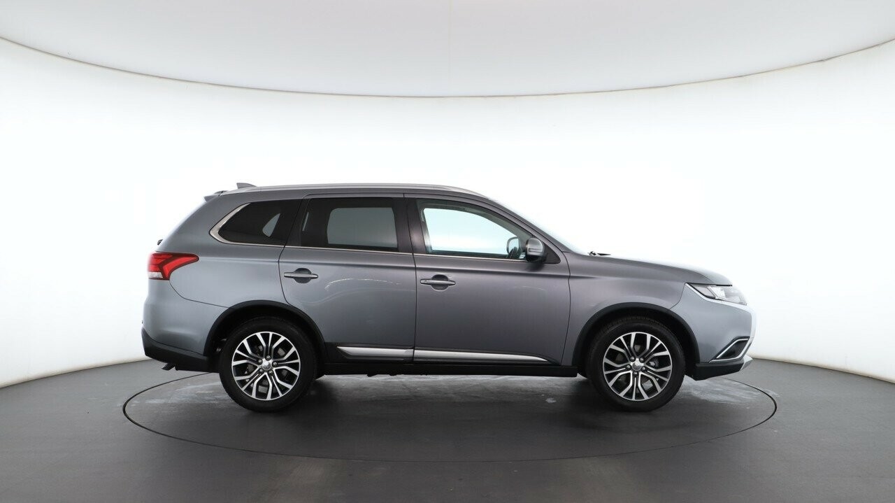 Mitsubishi Outlander image 2