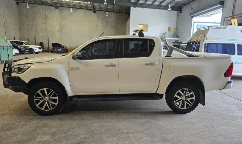 Toyota Hilux image 2