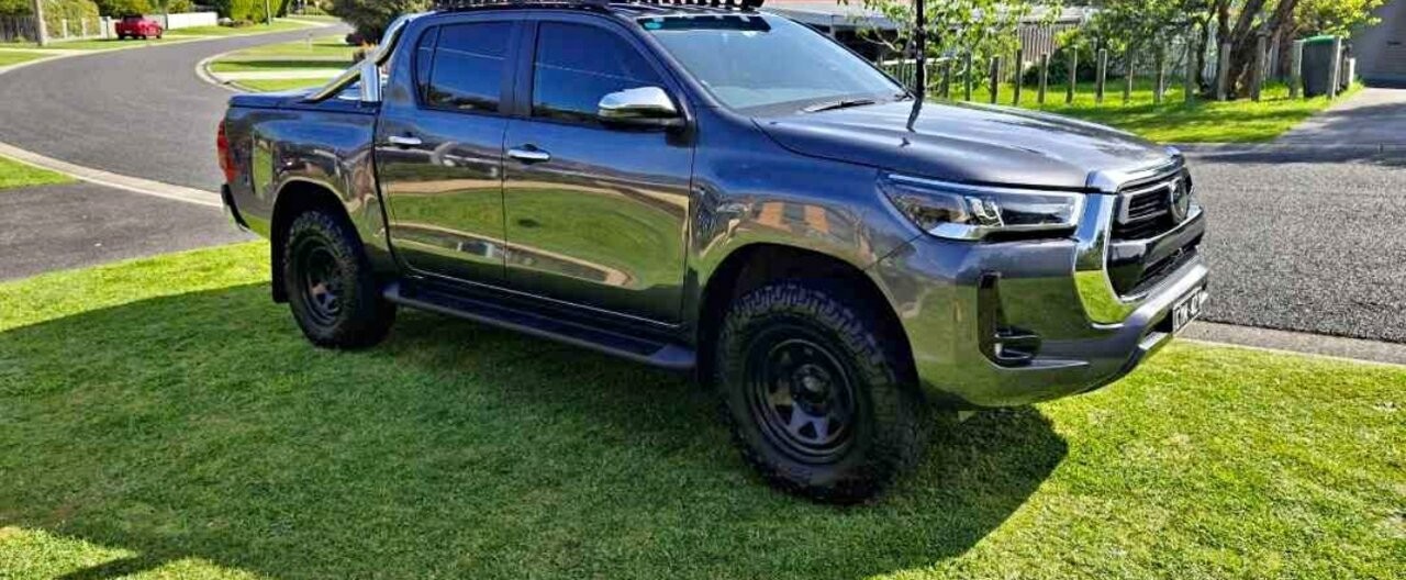 Toyota Hilux image 2