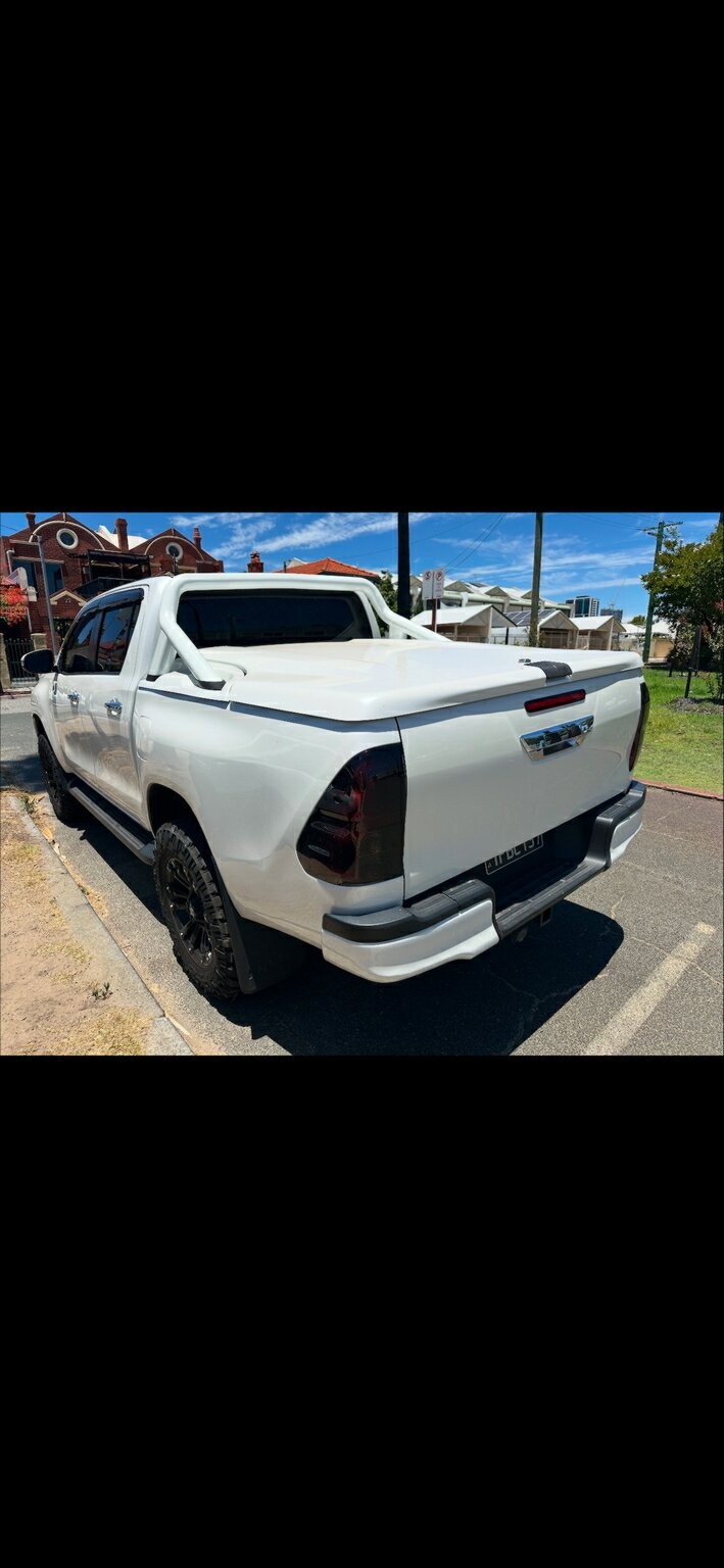 Toyota Hilux image 2