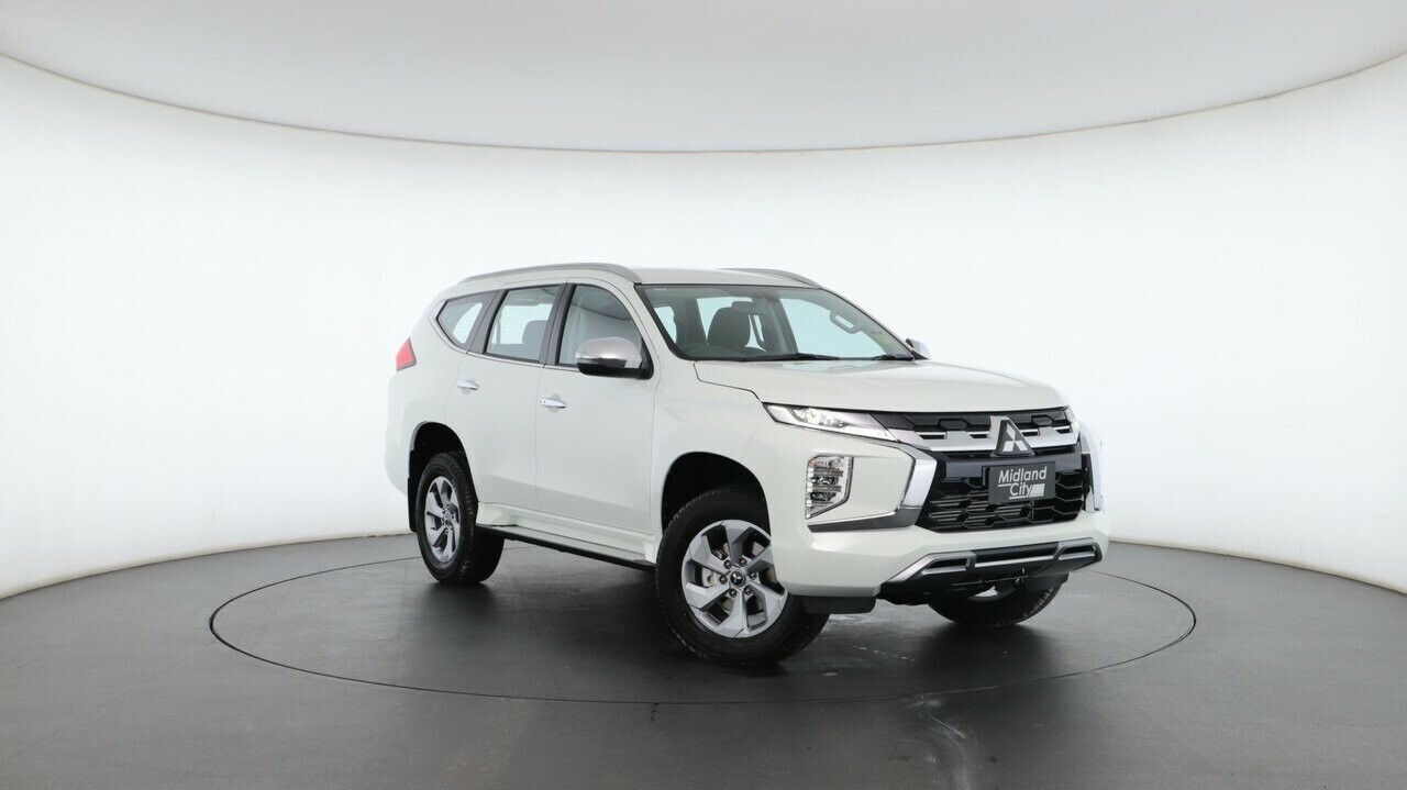 Mitsubishi Pajero Sport image 1