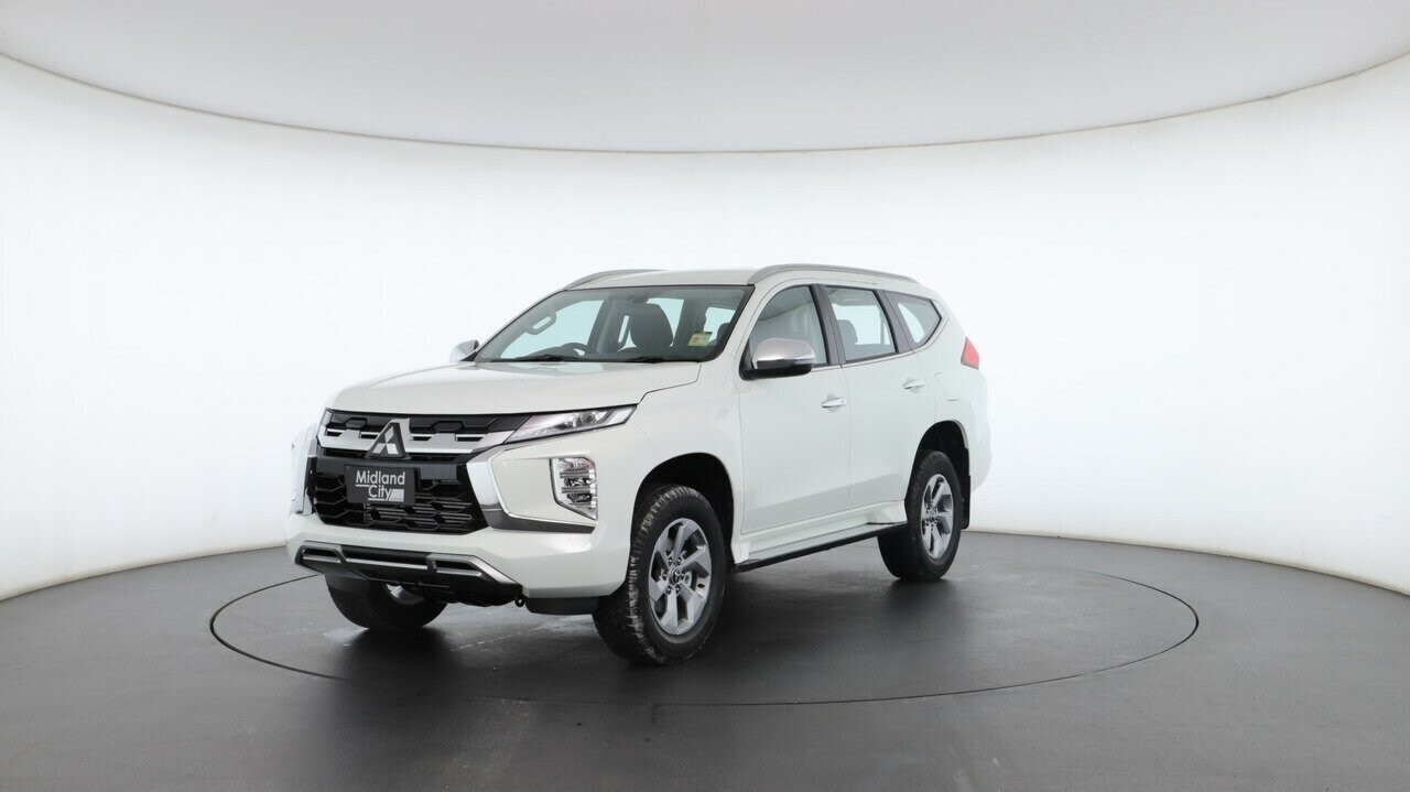 Mitsubishi Pajero Sport image 2