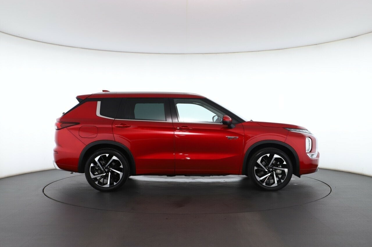 Mitsubishi Outlander image 2