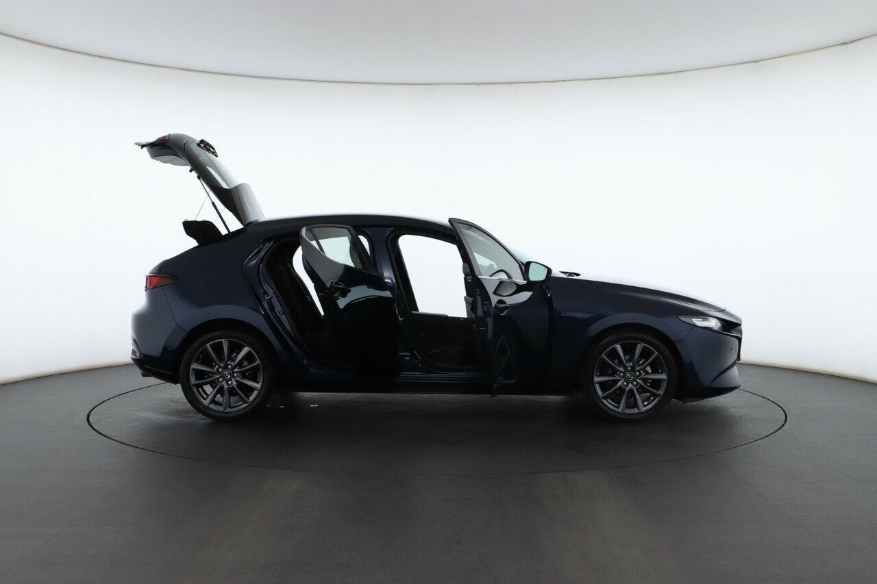 Mazda 3 image 2