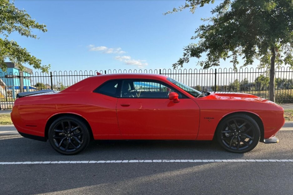 Dodge Challenger image 2