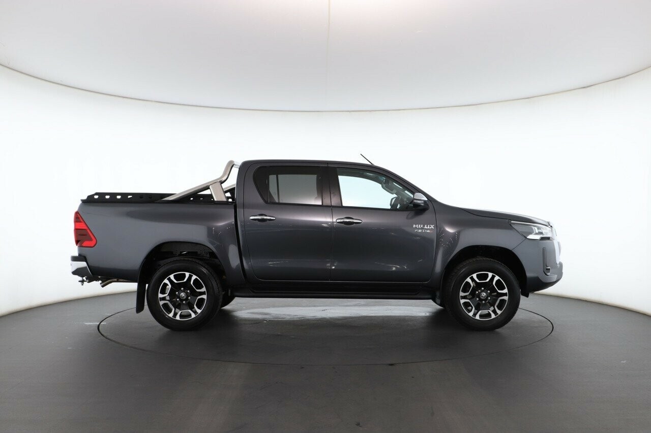 Toyota Hilux image 2