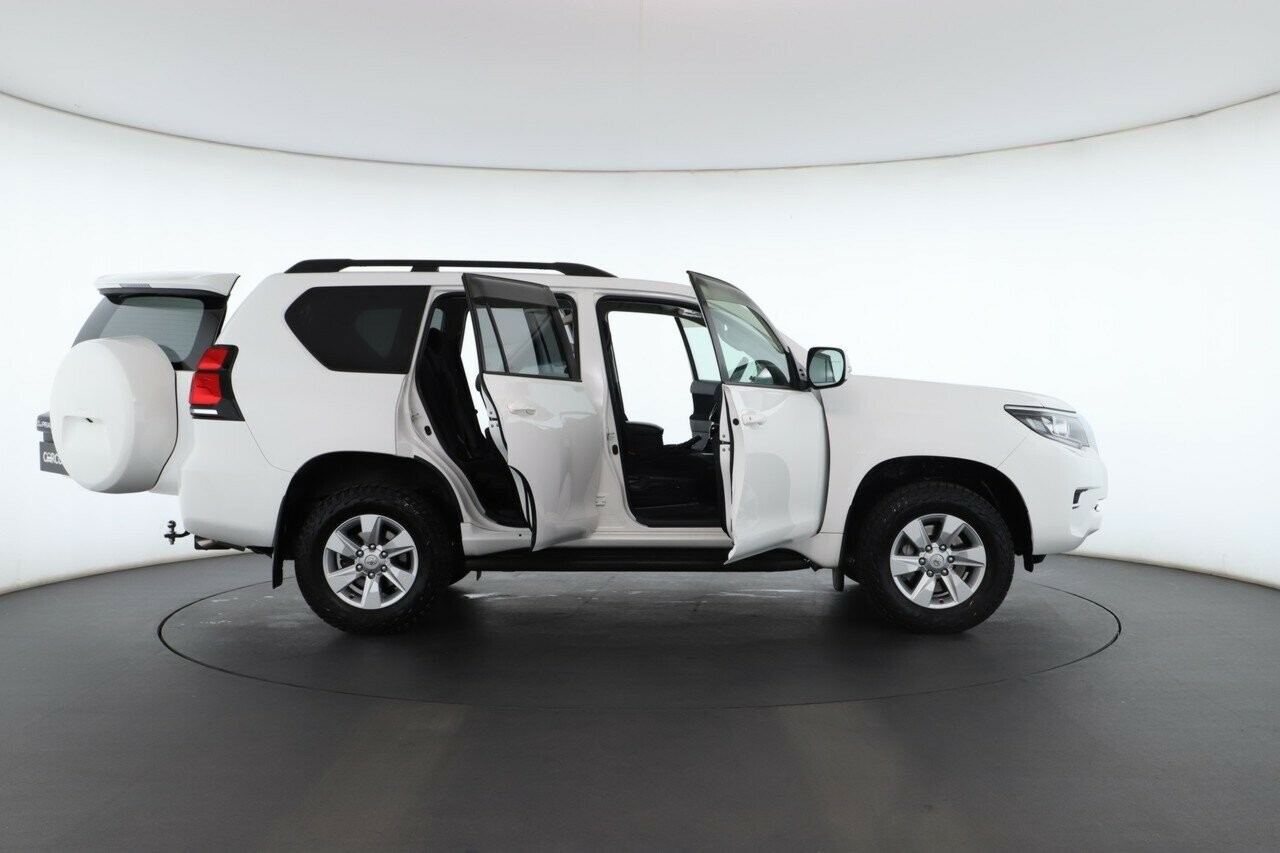 Toyota Landcruiser Prado image 2