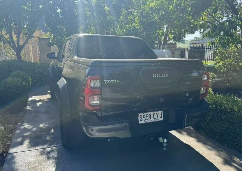 Toyota Hilux image 2