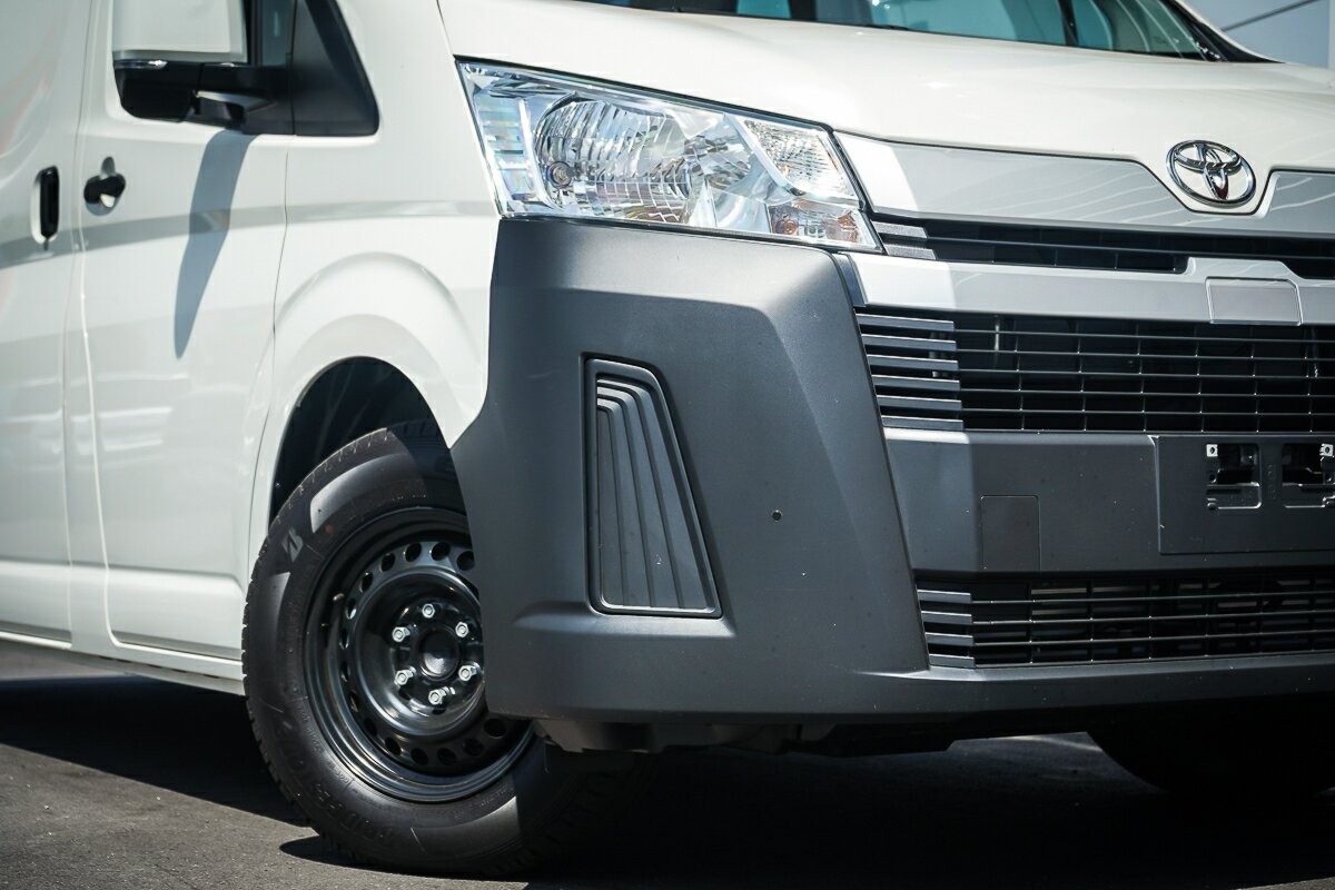 Toyota Hiace image 2