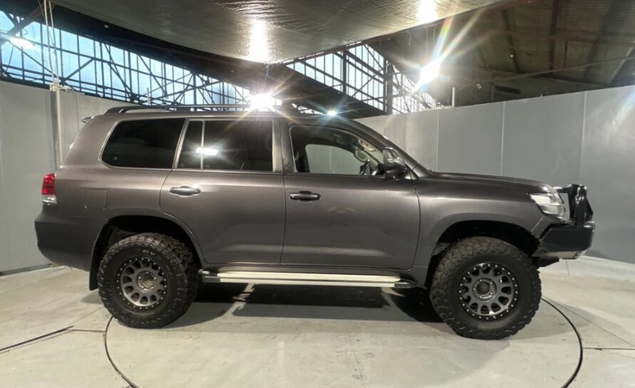 Toyota Landcruiser image 2