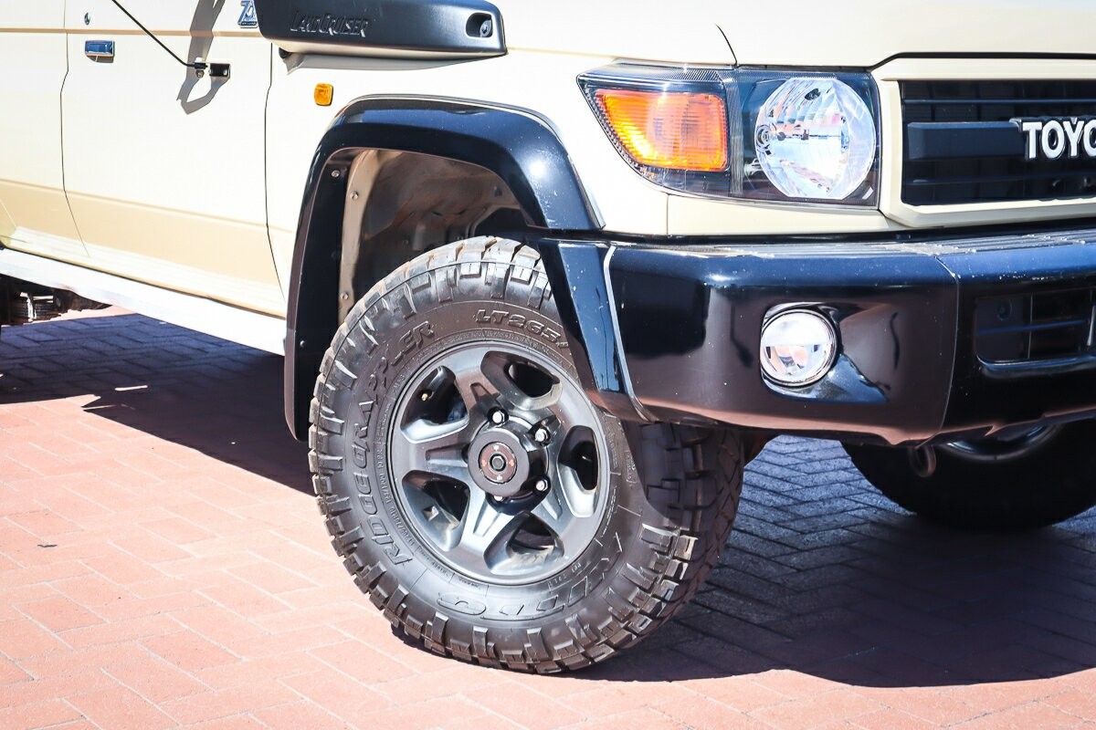 Toyota Landcruiser image 2