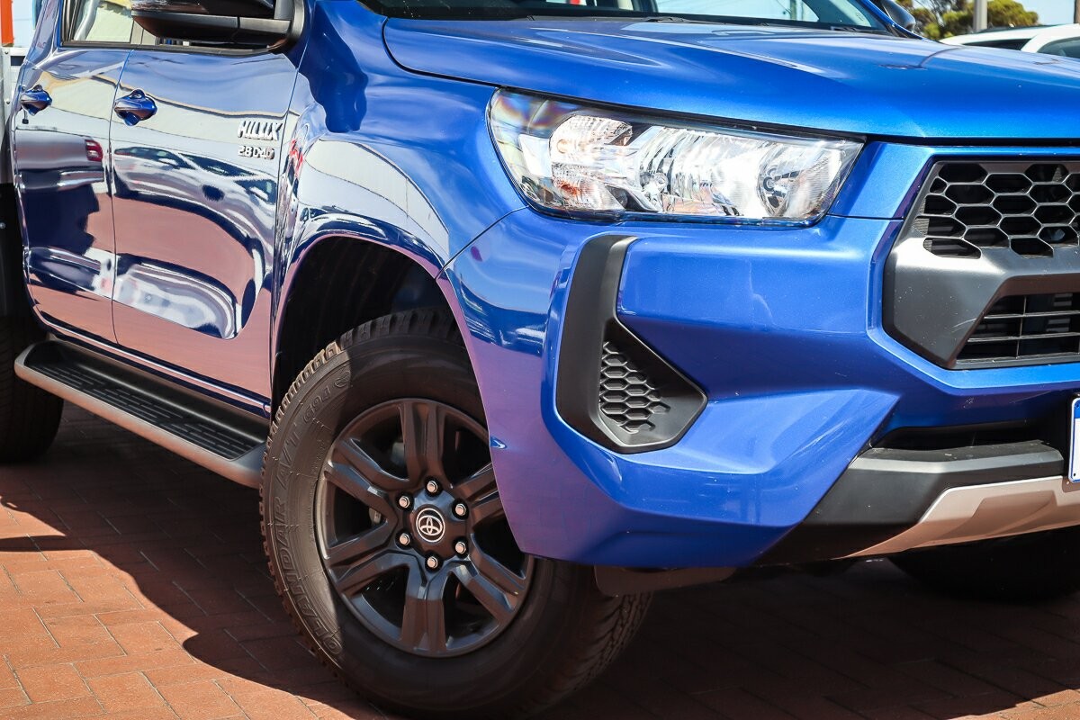 Toyota Hilux image 2