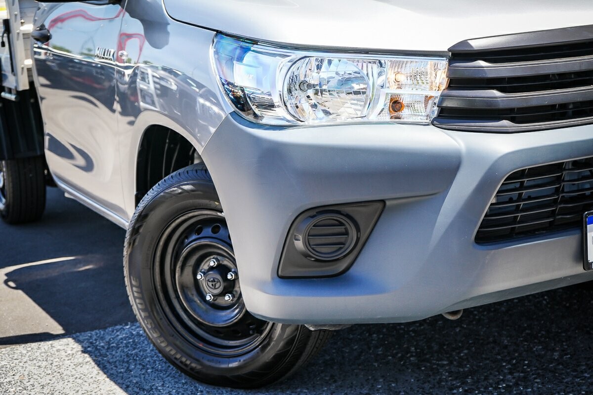 Toyota Hilux image 2