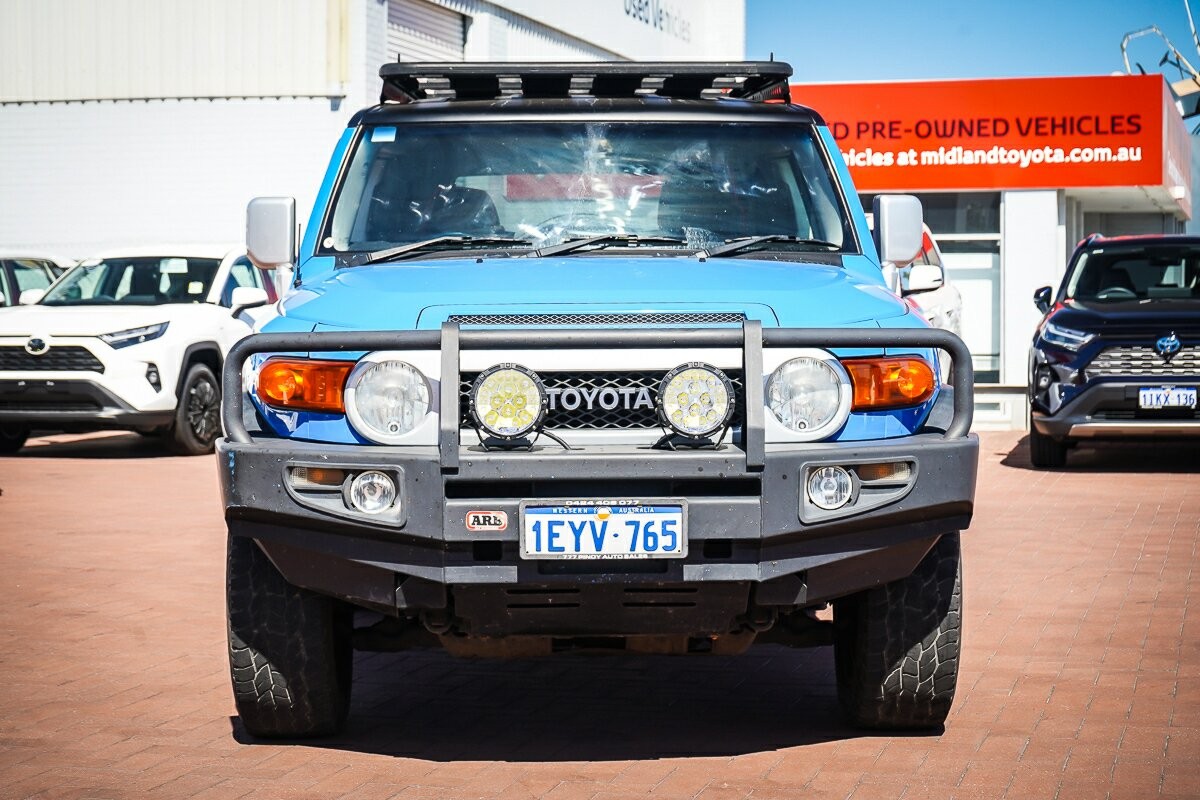 Toyota Fj Cruiser image 2